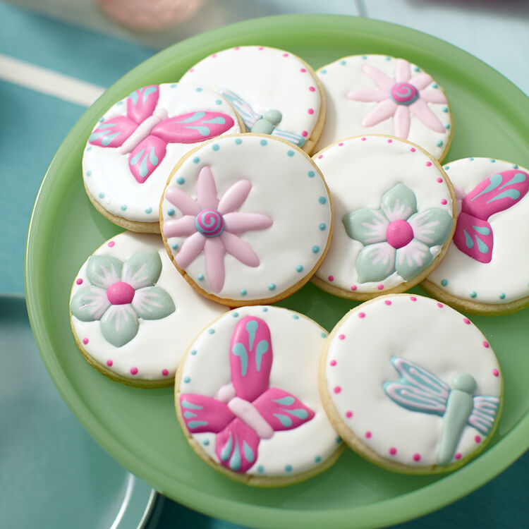 Covering a Cookie with Cookie Icing
